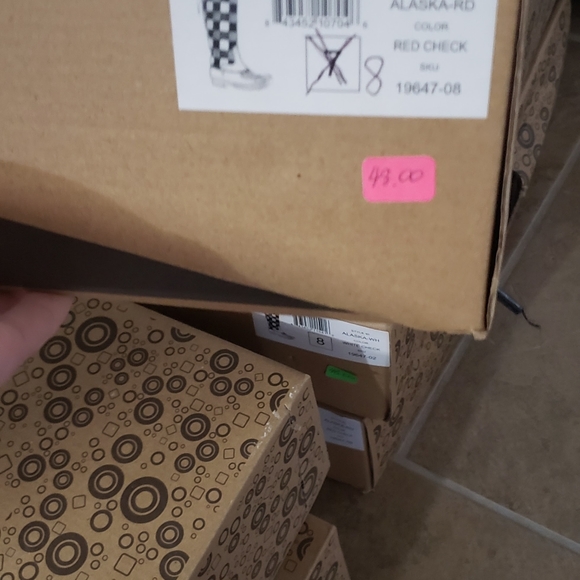 Water resistant boots - red/black checker - also white/black checker - Picture 10 of 10